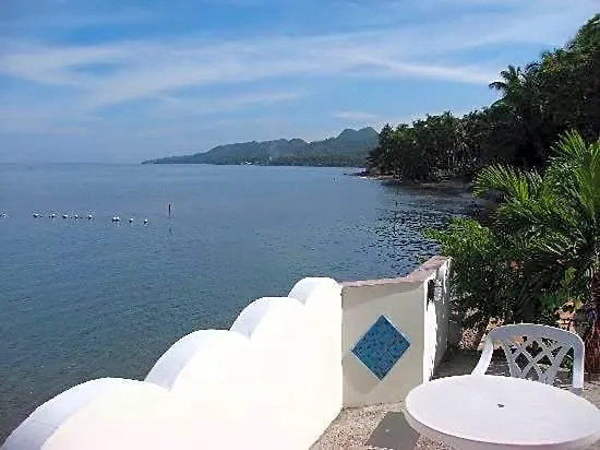 Flores Beachside