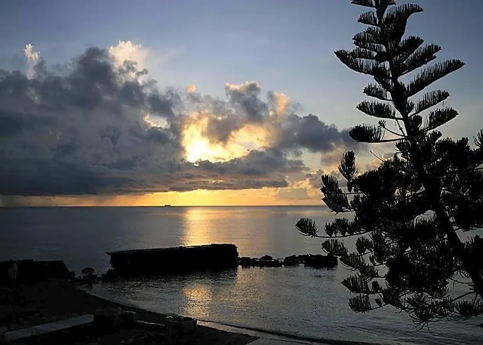 Flores Beachside Hotel